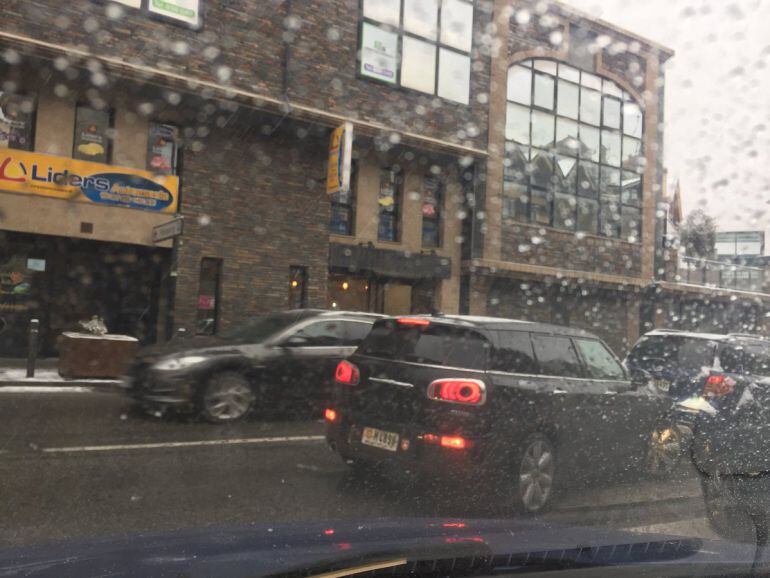 Tot i l'escassa neu a primera hora del matí en parròquies altes, els col·lapses circulatoris han estat la tònica general a la sortida de la Massana i d'Encamp per vehicles sense equipaments. A la imatge, la Massana col·lapsada a primera hora del matí.