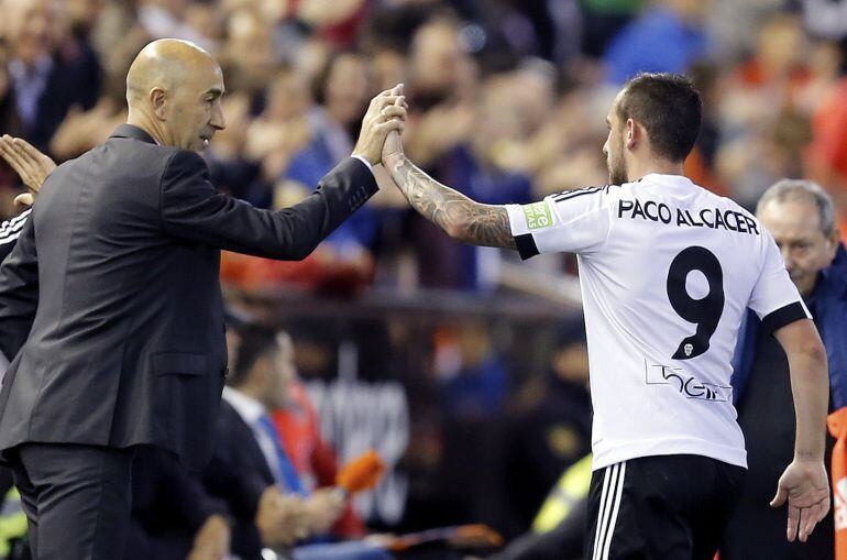 GRA707. VALENCIA, El delantero del Valencia Paco Alcácer (d) celebra con el entrenador Pako Ayestarán uno de los goles durante el partido frente al Eibar de la 34 jornada de la Liga de Primera División que se juega hoy en el estadio Mestalla, en Valencia.