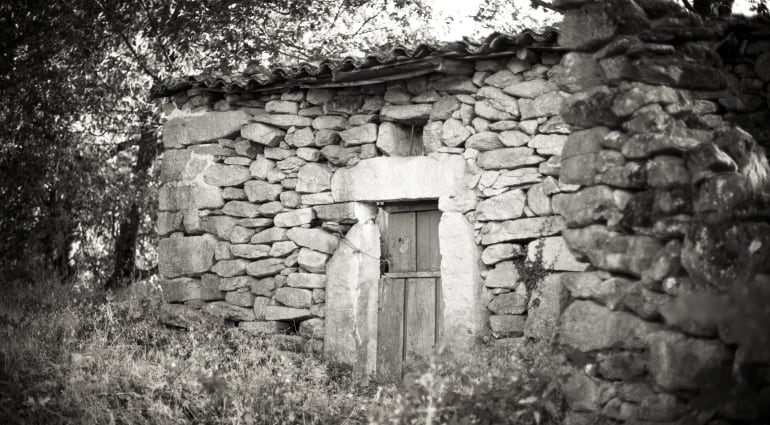 Imagen de una vieja casa de piedra en Navaluenga, provincia de Ávila.