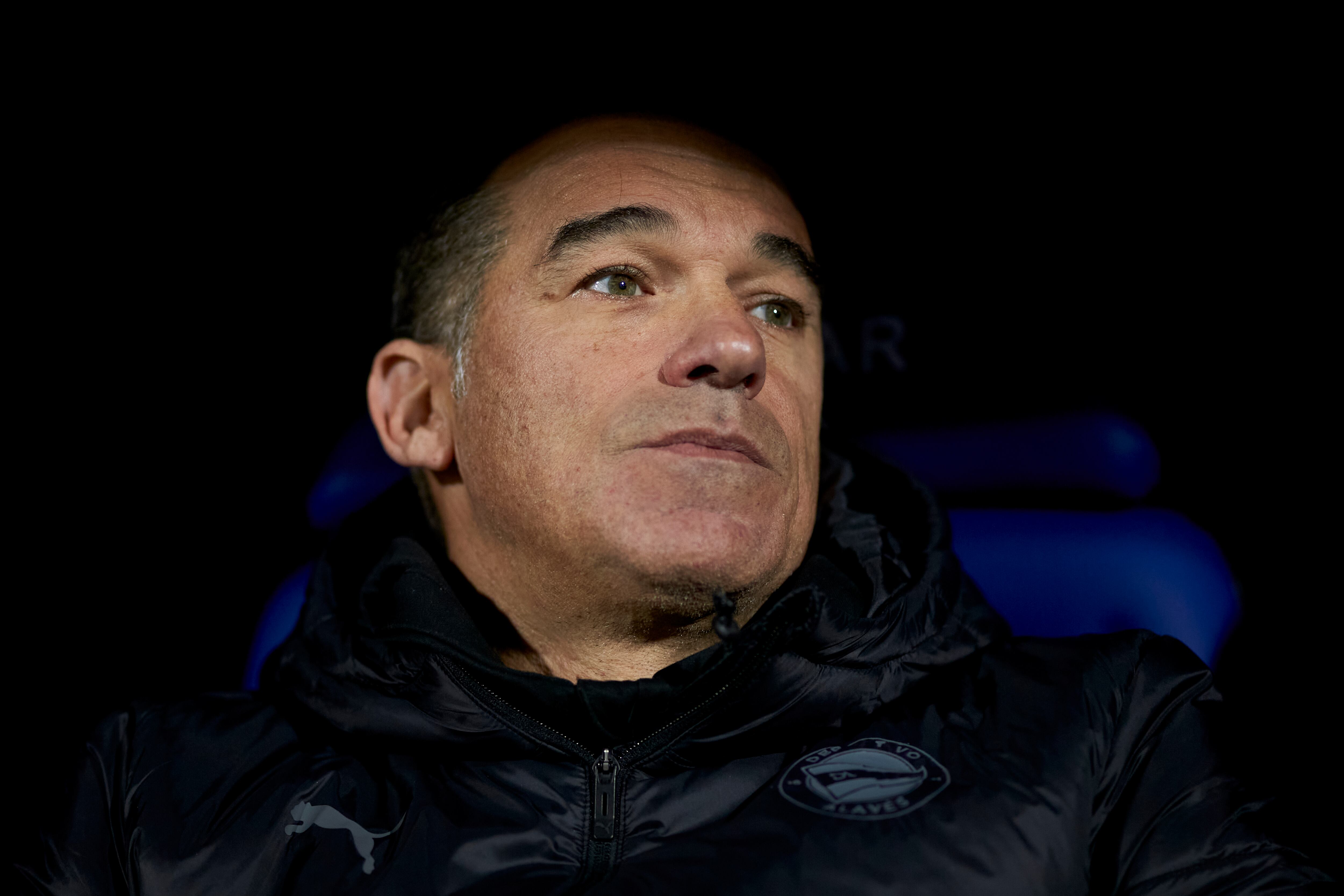 EIBAR, SPAIN - NOVEMBER 20: Head coach Luis Garcia Plaza of Deportivo Alaves looks on before the LaLiga Smartbank match between SD Eibar and Deportivo Alaves at Estadio Municipal de Ipurua on November 20, 2022 in Eibar, Spain. (Photo by Ion Alcoba/Quality Sport Images/Getty Images)