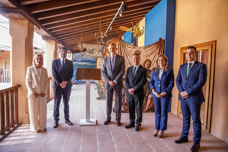 El rey Felipe VI junto a las autoridades en el patio del Museo de las Artes Escénicas de Almagro