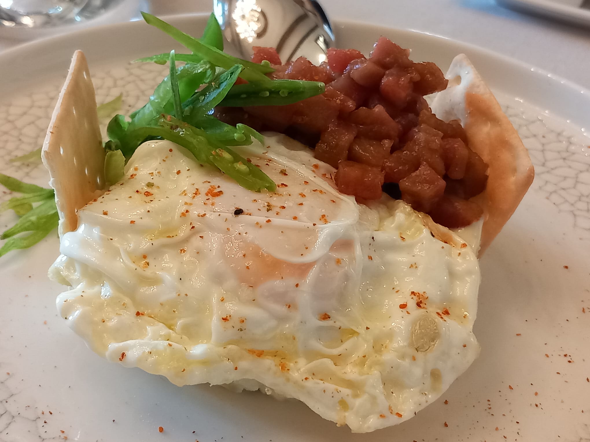 Ensaladilla rusa con huevo frito y tartar de atún