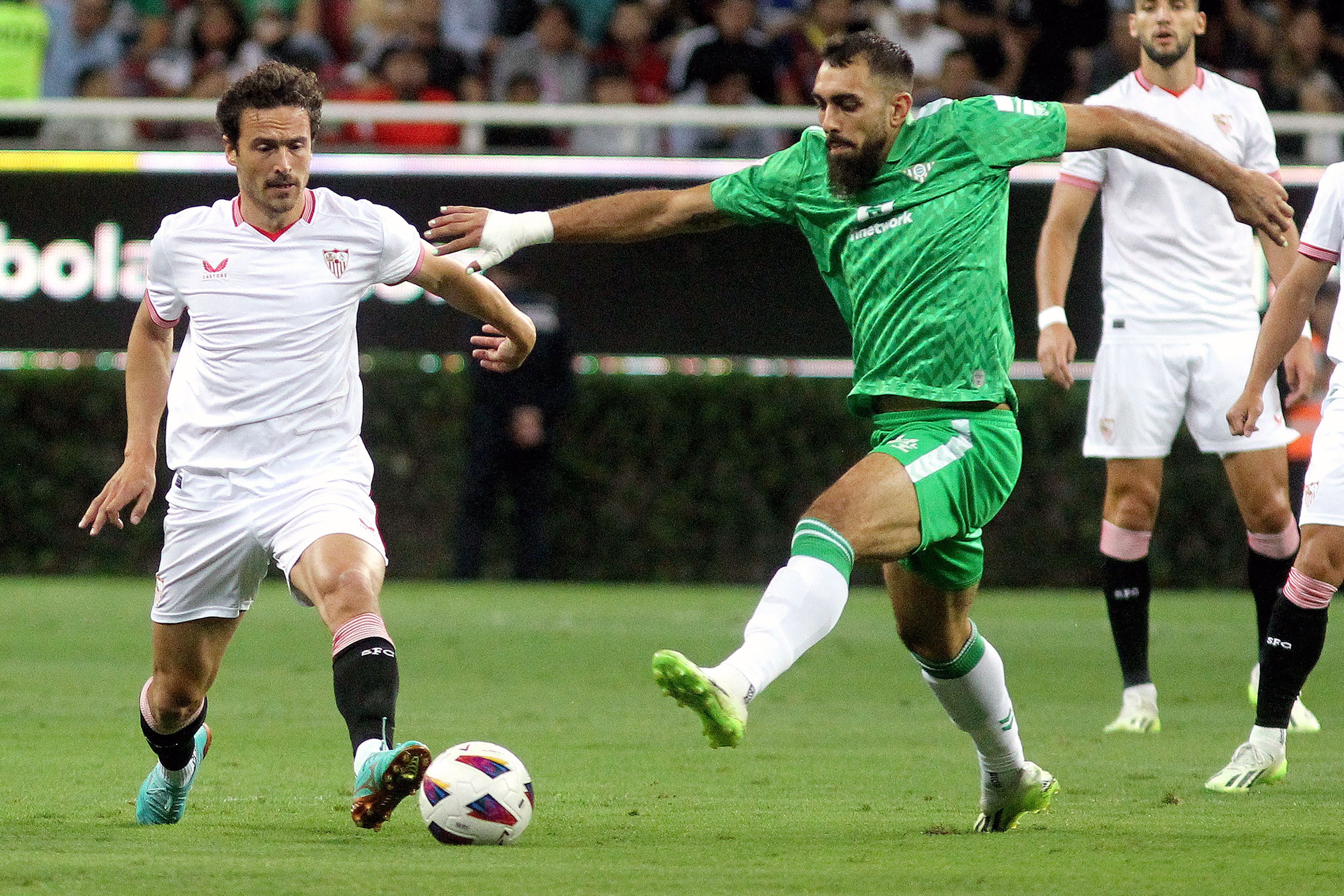 Borja Iglesias, durante el derbi sevillano de pretemporada entre Real Betis y Sevilla FC. (Photo by ULISES RUIZ / AFP) (Photo by ULISES RUIZ/AFP via Getty Images)