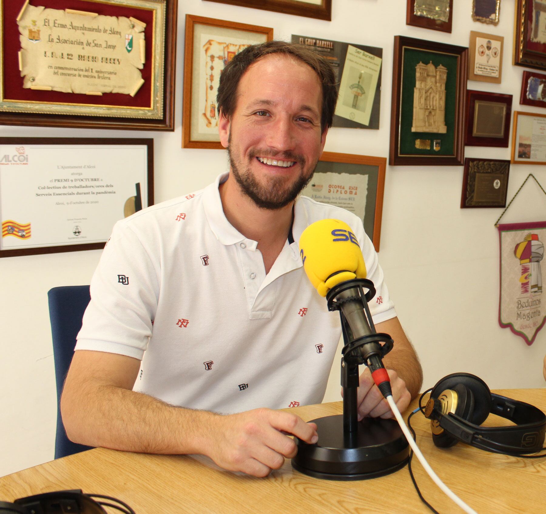 Quico Fenollar, alcalde d'Alcoleja, en l'estudi central de Radio Alcoy