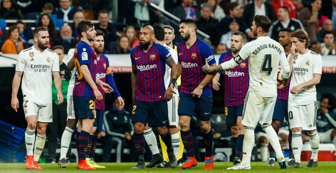 Los jugadores del Barcelona y el Real Madrid, en un Clásico de la Liga.