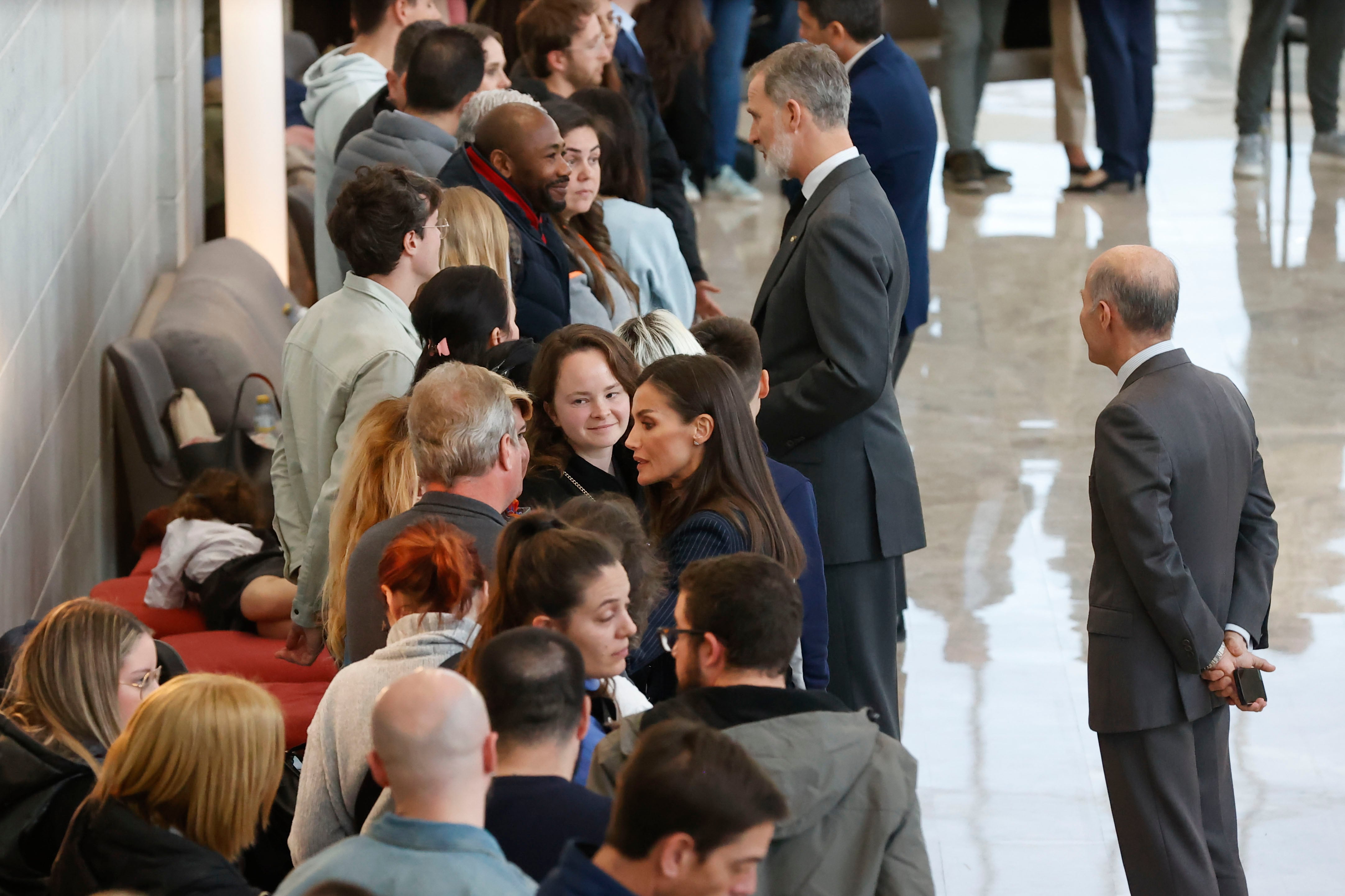 VALENCIA, 26/02/2024.- Los reyes Felipe y Letizia saludan a los afectados por el devastador incendio de un edificio en el barrio de Campanar de Valencia durante un acto celebrado este lunes en el Palau de la Música de Valencia. EFE/ Casa de S.M el Rey/ Francisco Gómez SOLO USO EDITORIAL/ SOLO USO PERMITIDO PARA ILUSTRAR LA NOTICIA QUE ACOMPAÑA/ (CRÉDITO OBLIGATORIO)