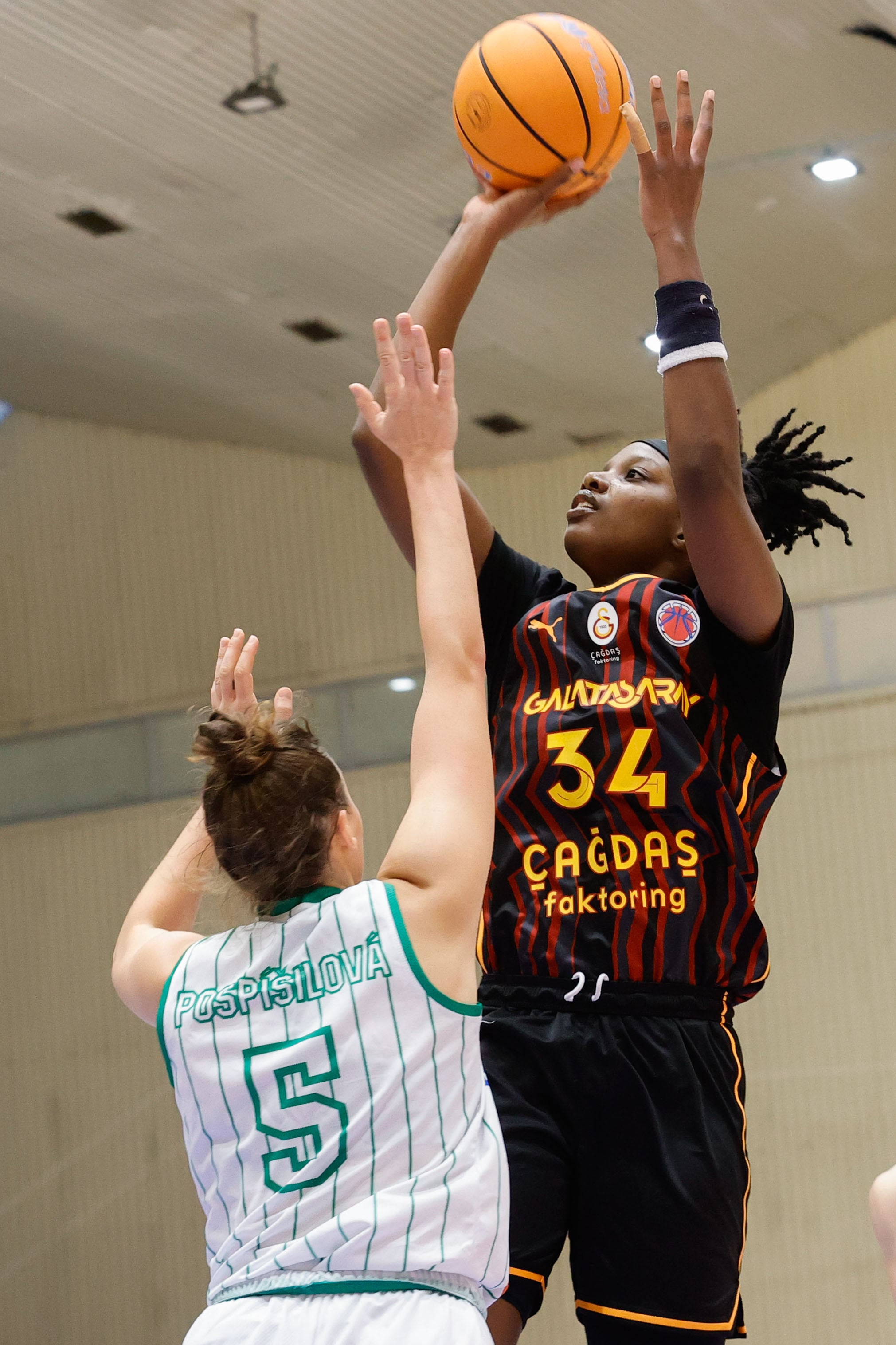 FERROL, 9/10/2024.- La jugadora del Galatasaray Brianna Fraser (derecha) lanza frente a Julie Pospisilova, del Baxi, durante el partido de la fase de grupos de la Eurocup de baloncesto disputado este miércoles en Ferrol. EFE/Kiko Delgado.