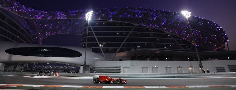 Alonso rueda en la noche de Abu Dhabi