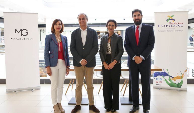 A la firma del convenio acudieron el presidente de Fundal, Vicente Hontangas; el presidente de la comunidad de propietarios de Moraleja Green, Pelayo Moreno; y la concejal de Deportes de Alcobendas, Mar Rodríguez
