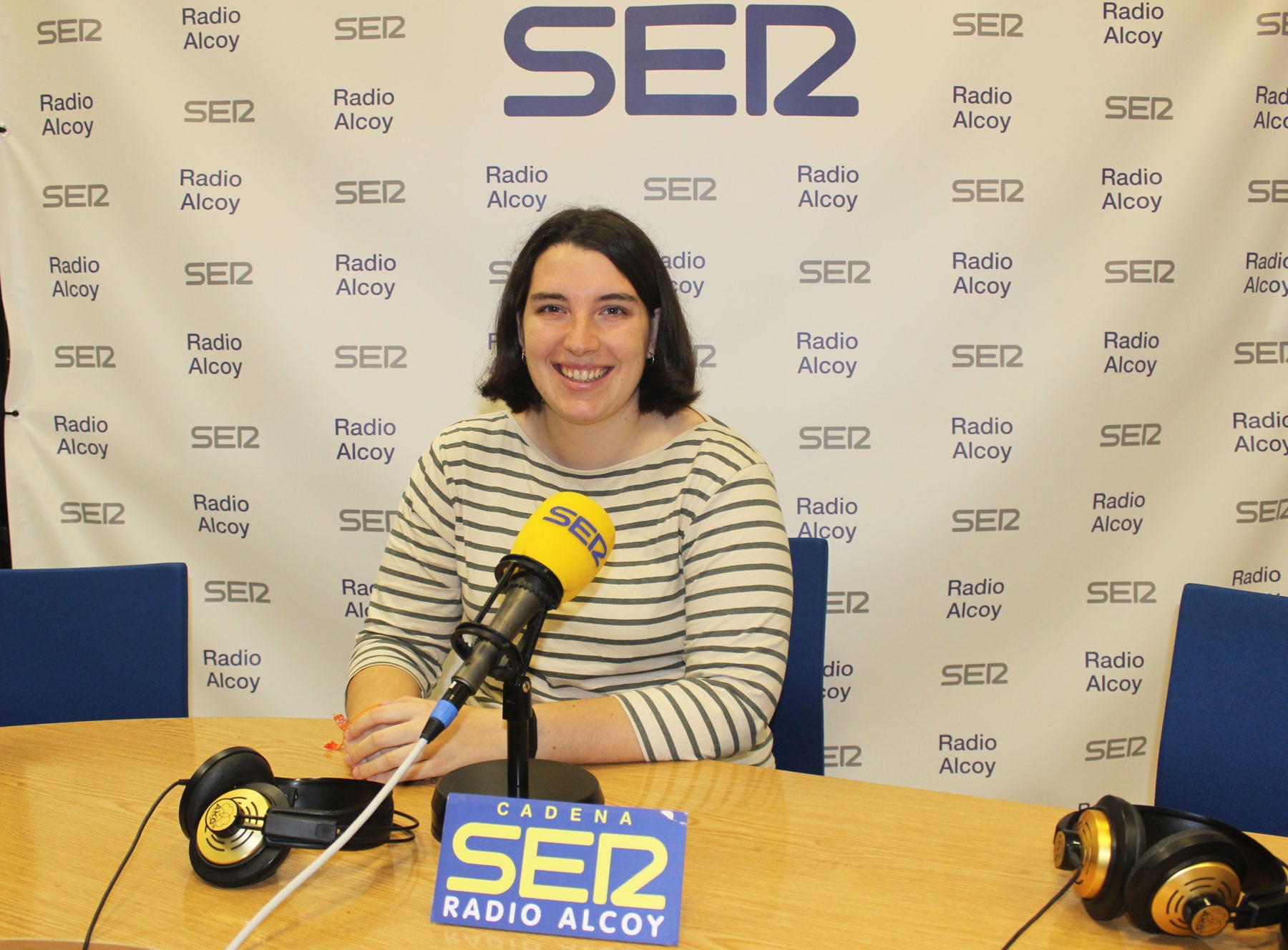 Paula Sánchez, en l&#039;estudi central de Radio Alcoy