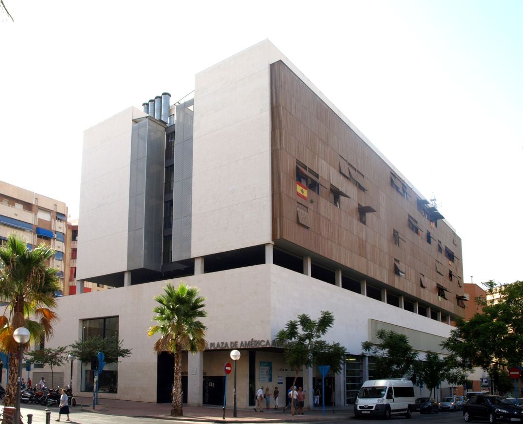 Centro médico situado en la Plaza América de Alicante