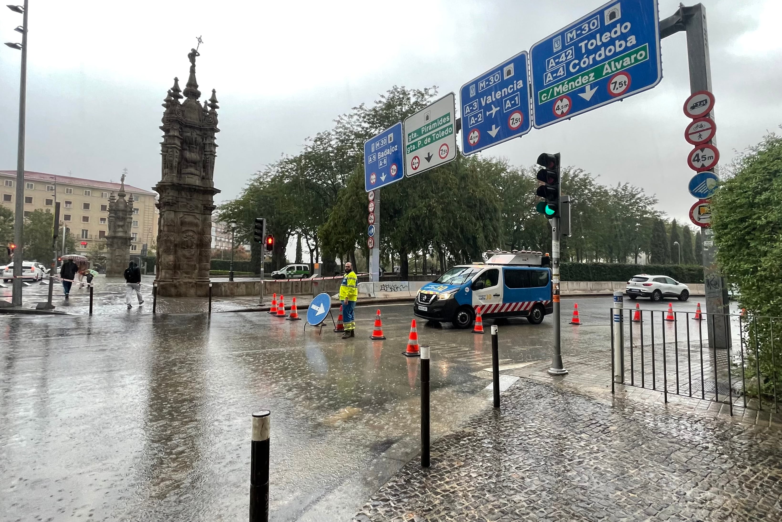Se han cortado al tráfico todos los accesos a la glorieta Marqués de Vadillo en Madrid. EFE/Ana Bornay