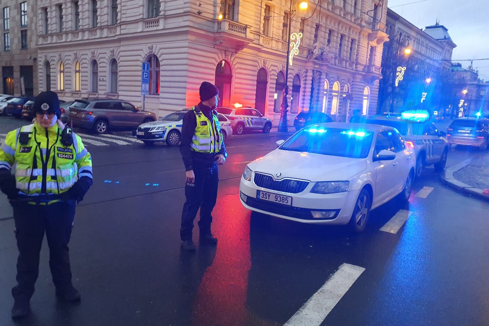 Medidas de seguridad de la policía checa tras el ataque en a Universidad Carolina de Praga.