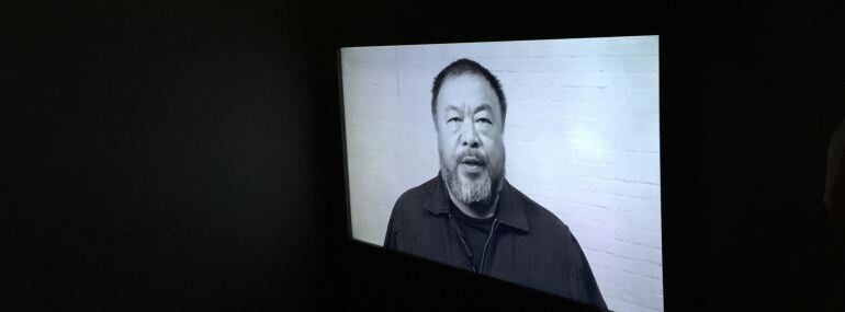 Imagen del artista chino Ai Weiwei en una de las proyecciones de la exposición.