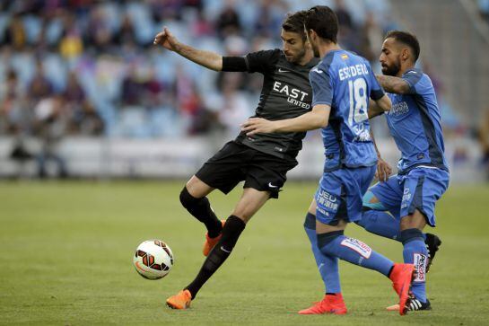 José María Martín intenta controlar el balón entre Diego Castro y Escudero, del Getafe