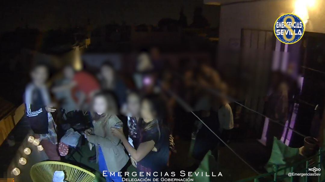 Momento en el que llegó la policía local de Sevilla a la azotea en la que se estaba celebrando la fiesta, en una vivienda en la calle Feria