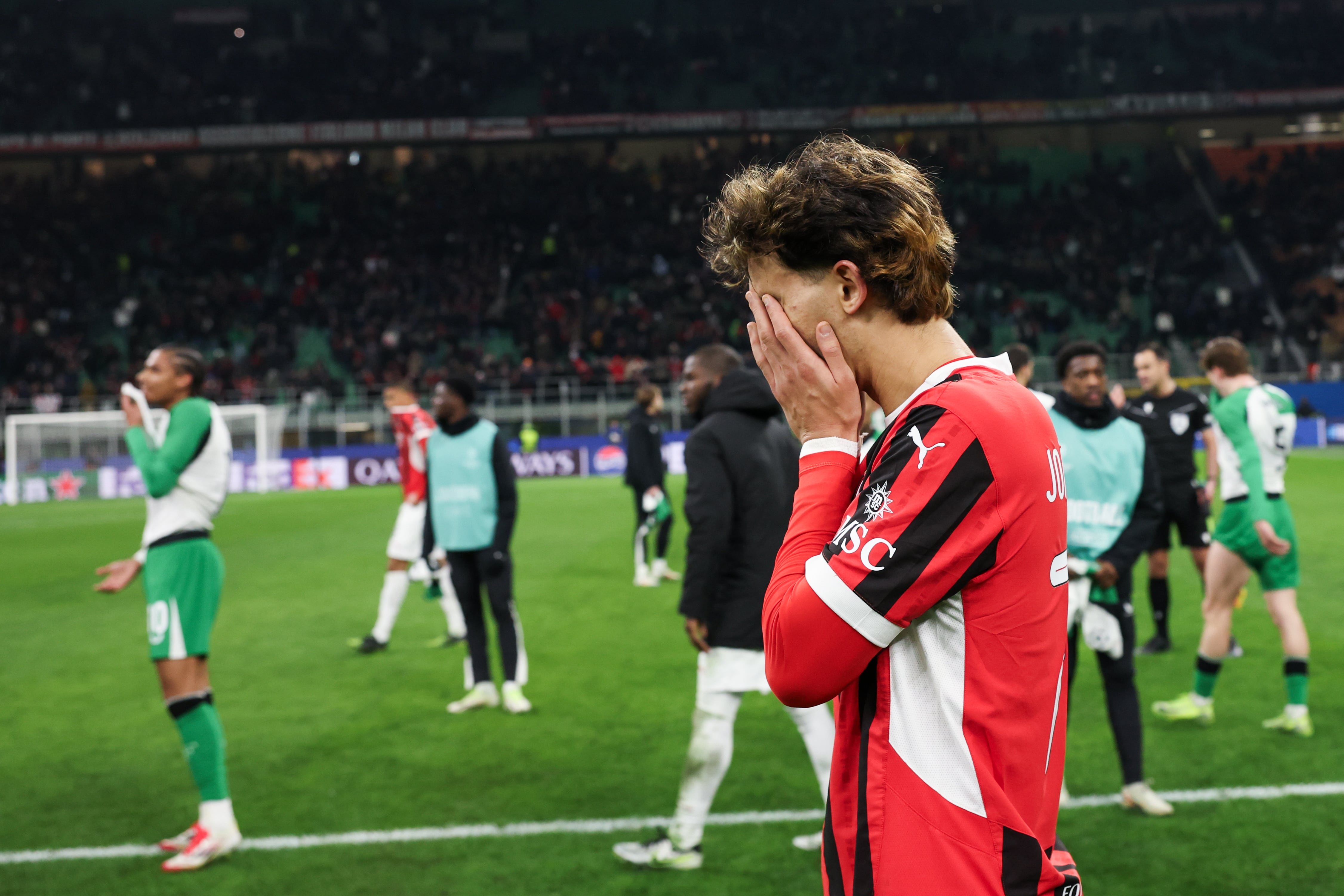 João Félix, con las dos manos en su cara, después del Milan-Feyenoord de la Champions League