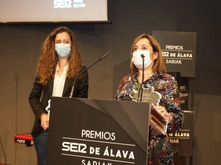 Tania Fitas (izd) Punto de Atención Continuada de Olagibel y Virginia Jiménez (dch) Jefa de Sección de Urgencias HUA Santiago
