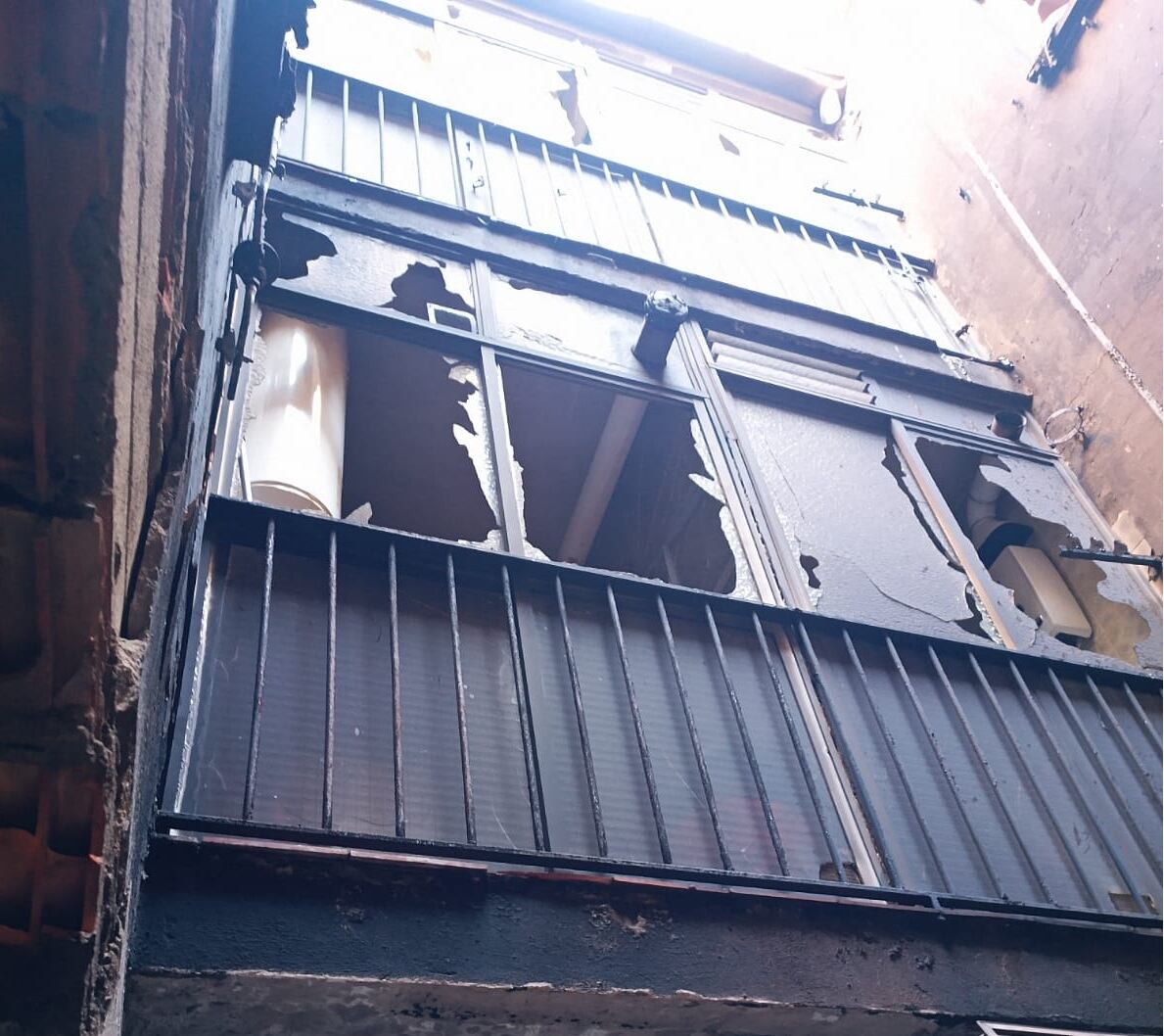 Exterior de la vivienda siniestrada en la calle Cooperación de Puertollano