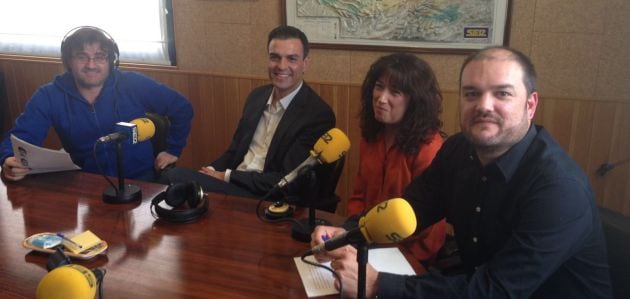 Entrevista con Pedro Sánchez en SER Cuenca el 29 de abril de 2015. De izquierda a derecha: Paco Auñón, director de Hoy por Hoy Cuenca; Pedro Sánchez, presidente del Gobierno (entonces candidato); Aurora Duque, directora de SER Cuenca, y Diego Albaladejo, 