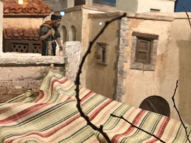 La Santeta se dibuja en un retablo, discreta pero presente