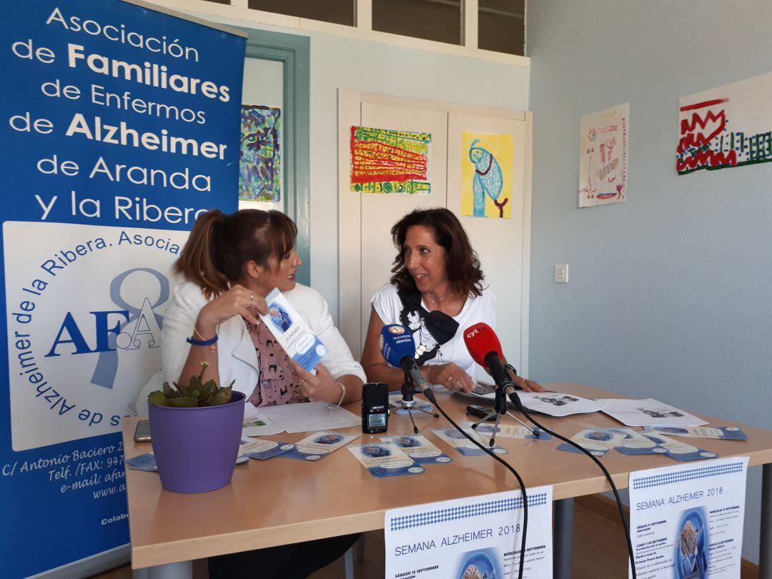 Dos de las responsables de AFAR durante la rueda de prensa.