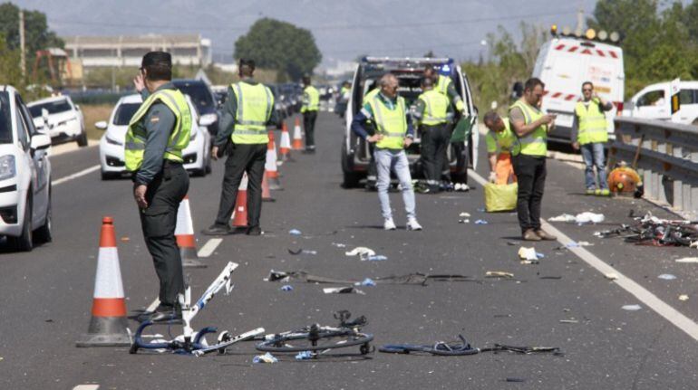 Agentes de la Guardia Civil y miembros de Emergencias en el lugar del accidente de Oliva