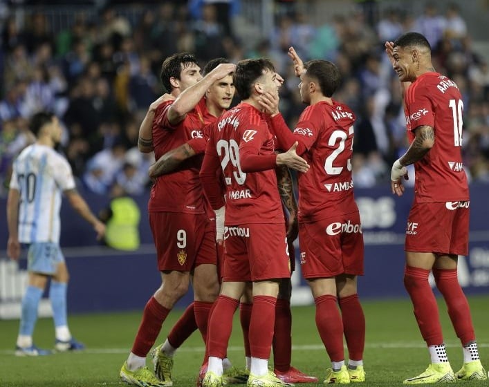 Los jugadores del Real Zaragoza celebran el gol de Pau Sans en La Rosaleda