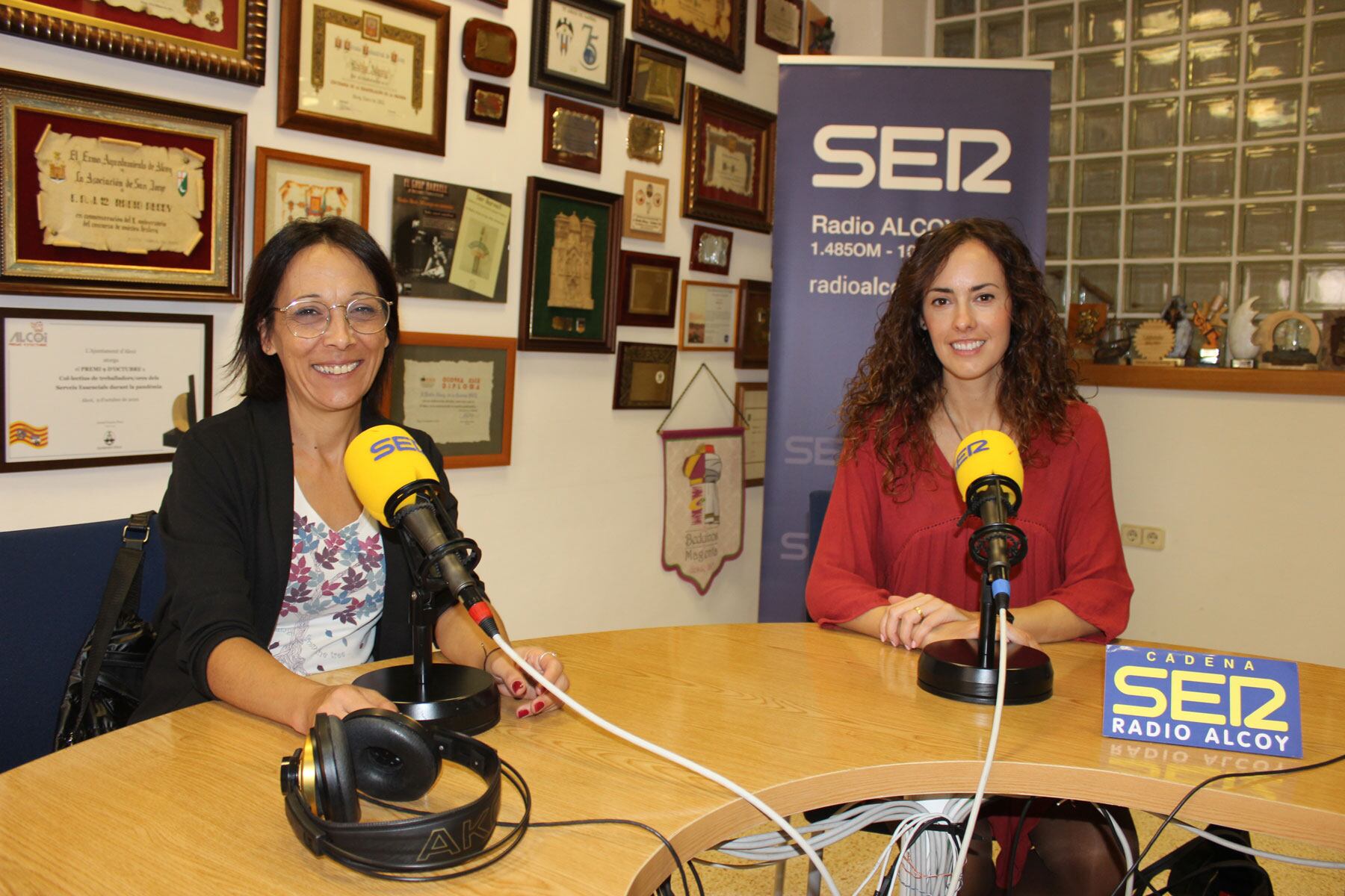 Eugenia Miguel y Mireia Estepa, en el estudio central de Radio Alcoy