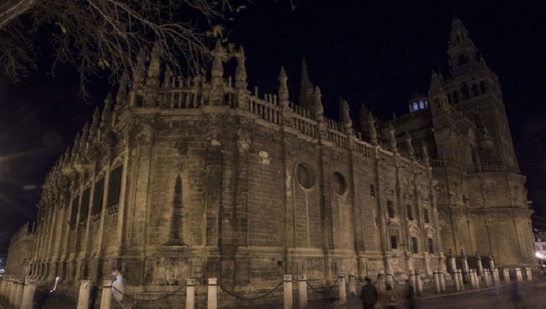 La catedral de Sevilla se apagó el año pasado en esta campaña de concienciación contra el cambio climático
