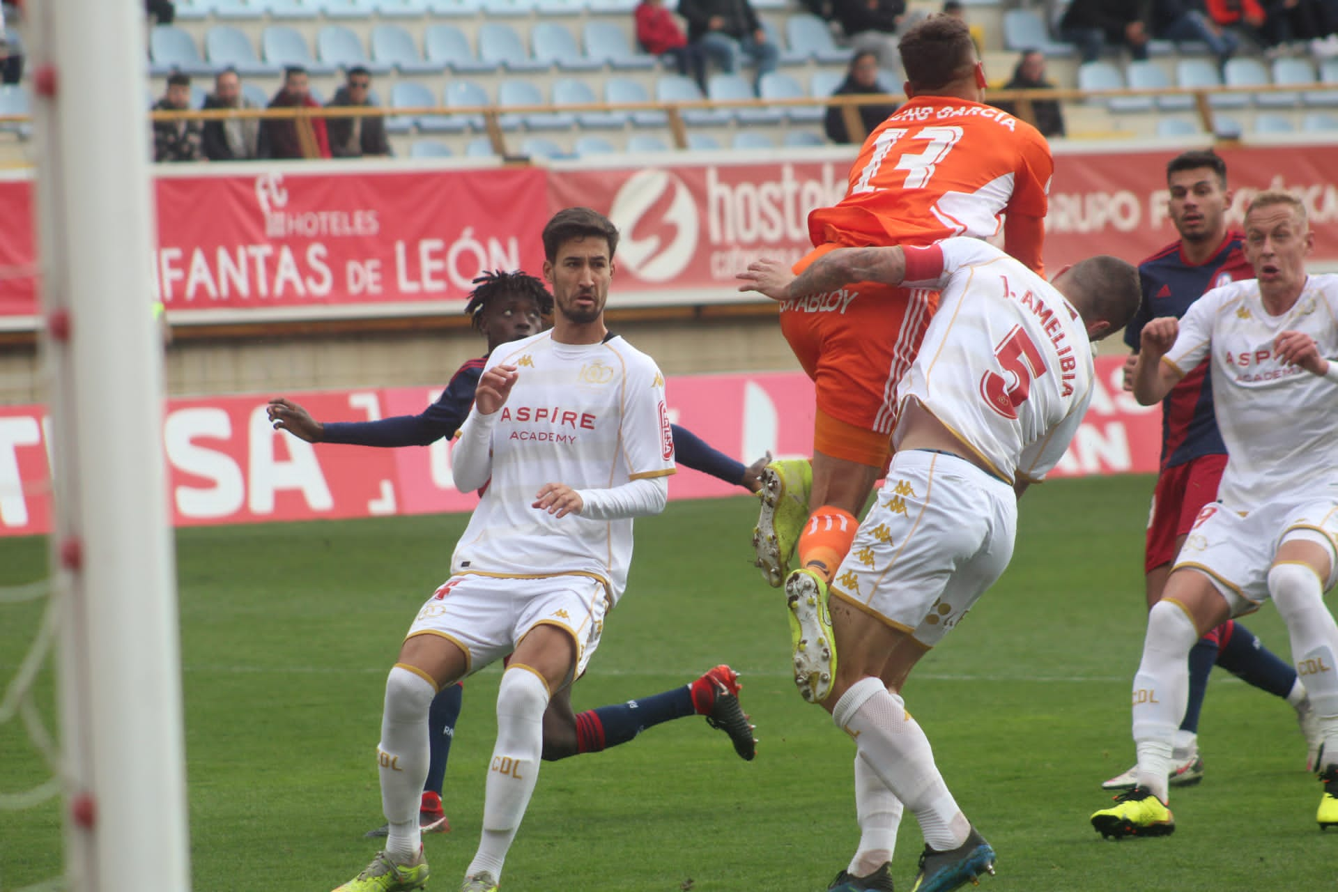 Amelibia y el meta Lucho, en un lance del partido