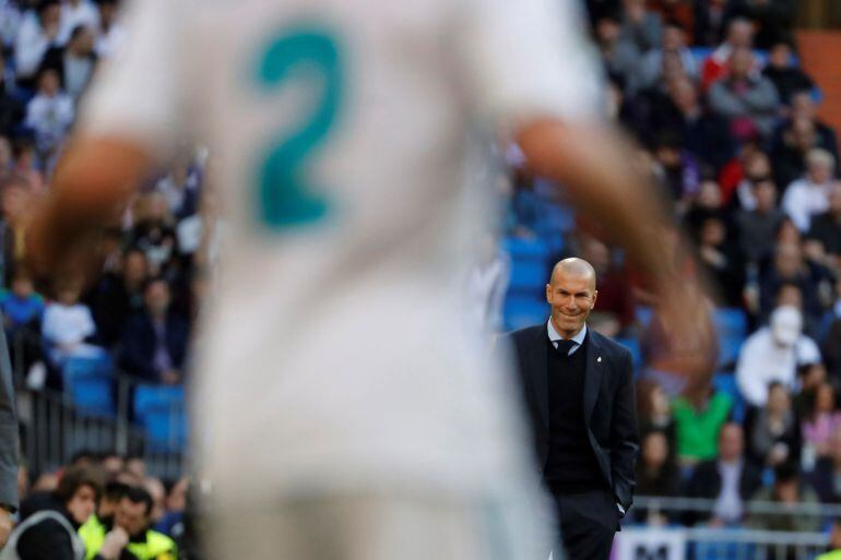 Zidane mira a Carvajal durante el partido ante el Deportivo