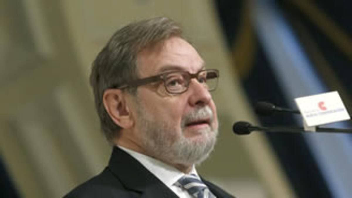 Cebrián cree que Rajoy no puede "volver la cara" ante el reto independentista de Cataluña