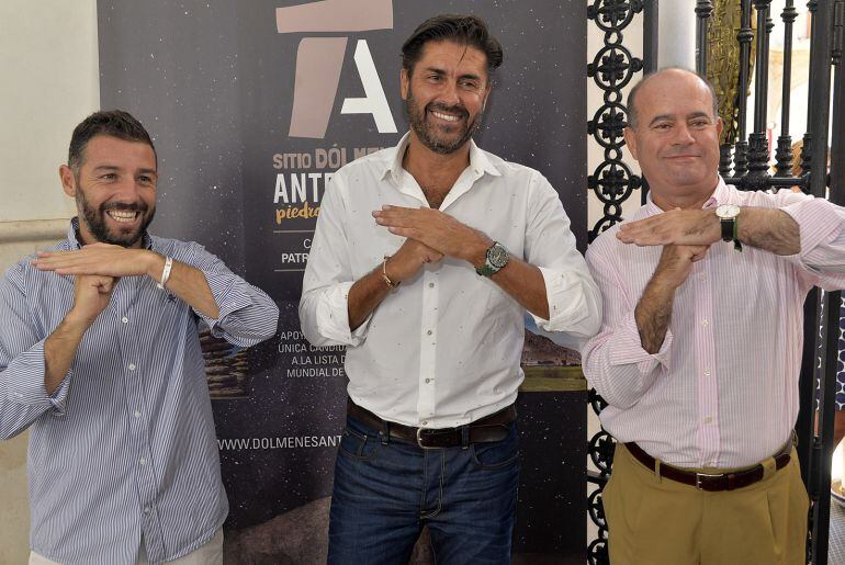 El director general de la Cadena SER, Vicente Jiménez -en el centro-, junto al alcalde de Antequera, Manuel Barón -a la derecha-, apoyando la candidatura de Los Dólmenes a Patrimonio de la UNESCO