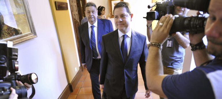 Emiliano García Page y detrás el Presidente de las Cortes, Jesús Fernández Vaquero