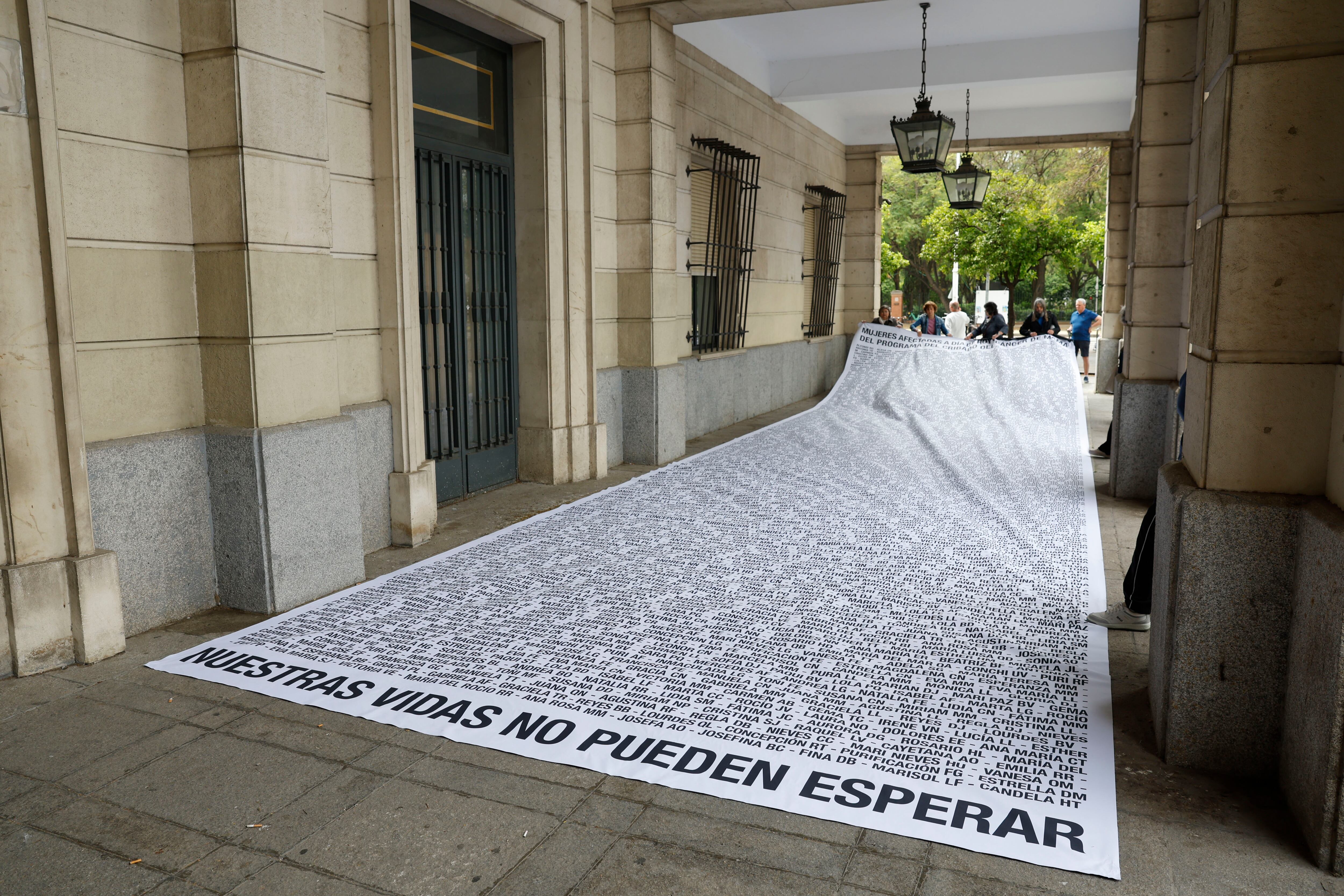 FOTODELDÍA SEVILLA, 07/04/2026.- Pancarta desplegada por la Asociación de Mujeres con Cáncer de Mama (Amama) en el marco de la presentación, este martes en los juzgados de Sevilla, de la primera de las demandas para solicitar a la Junta de Andalucía indemnizaciones por los fallos en el programa de cribados, después de que sus reclamaciones patrimoniales no hayan sido atendidas. EFE/ Julio Muñoz