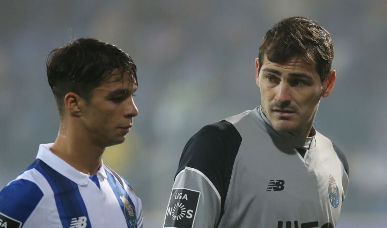 Óliver Torres con su compañero Íker Casillas