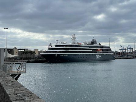 Plano general del crucero World Voyager a su paso por Las Palmas de Gran Canaria.