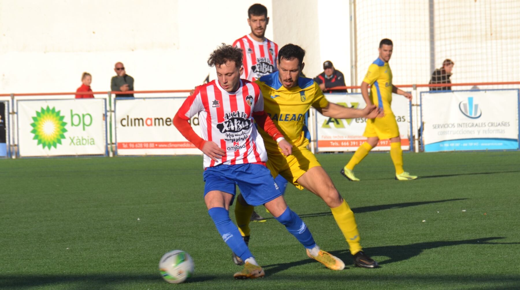 Jugadores del Jávea y Dénia durante un partido de la presente temporada.