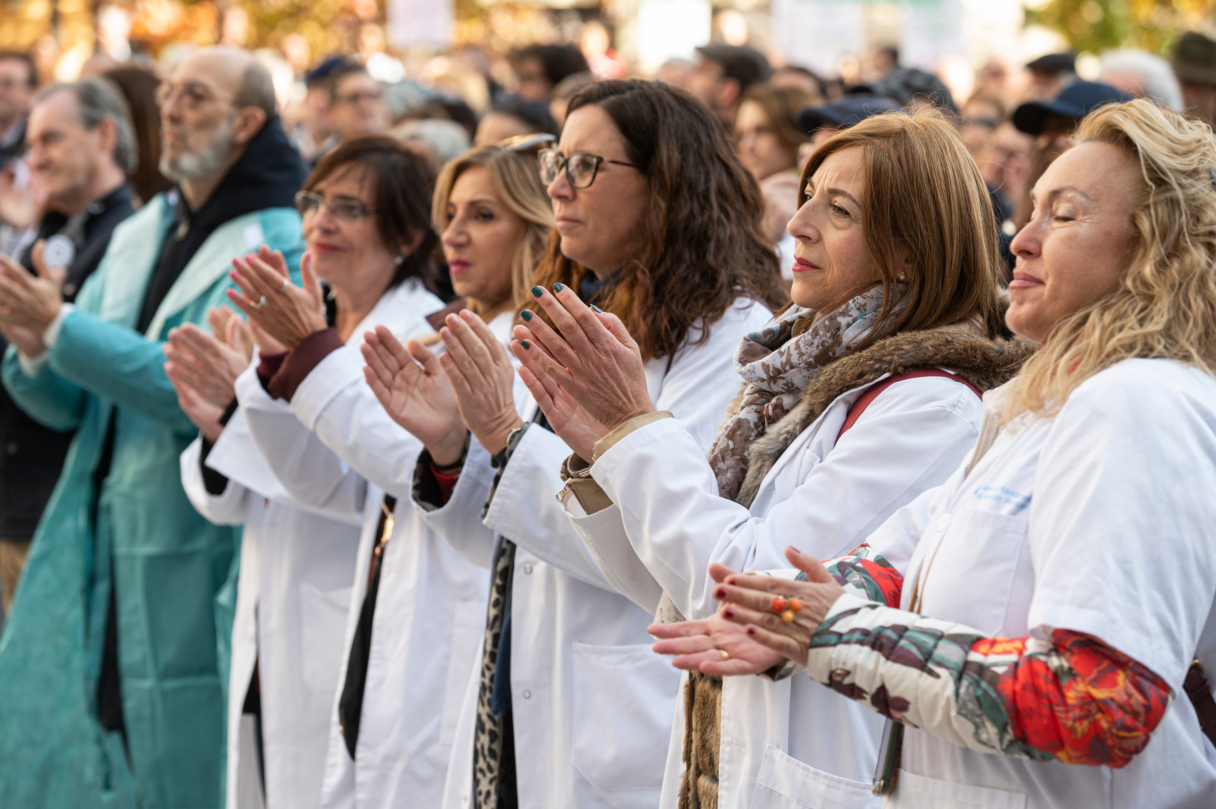 MADRID, 27/11/2022.- Cientos de sanitarios asisten a una concentración convocada por el sindicato Amyts en apoyo de la huelga de médicos y pediatras en toda la Atención Primaria de Madrid, este domingo en la Plaza del Museo Reina Sofía, en Madrid. EFE/Fernando Villar
