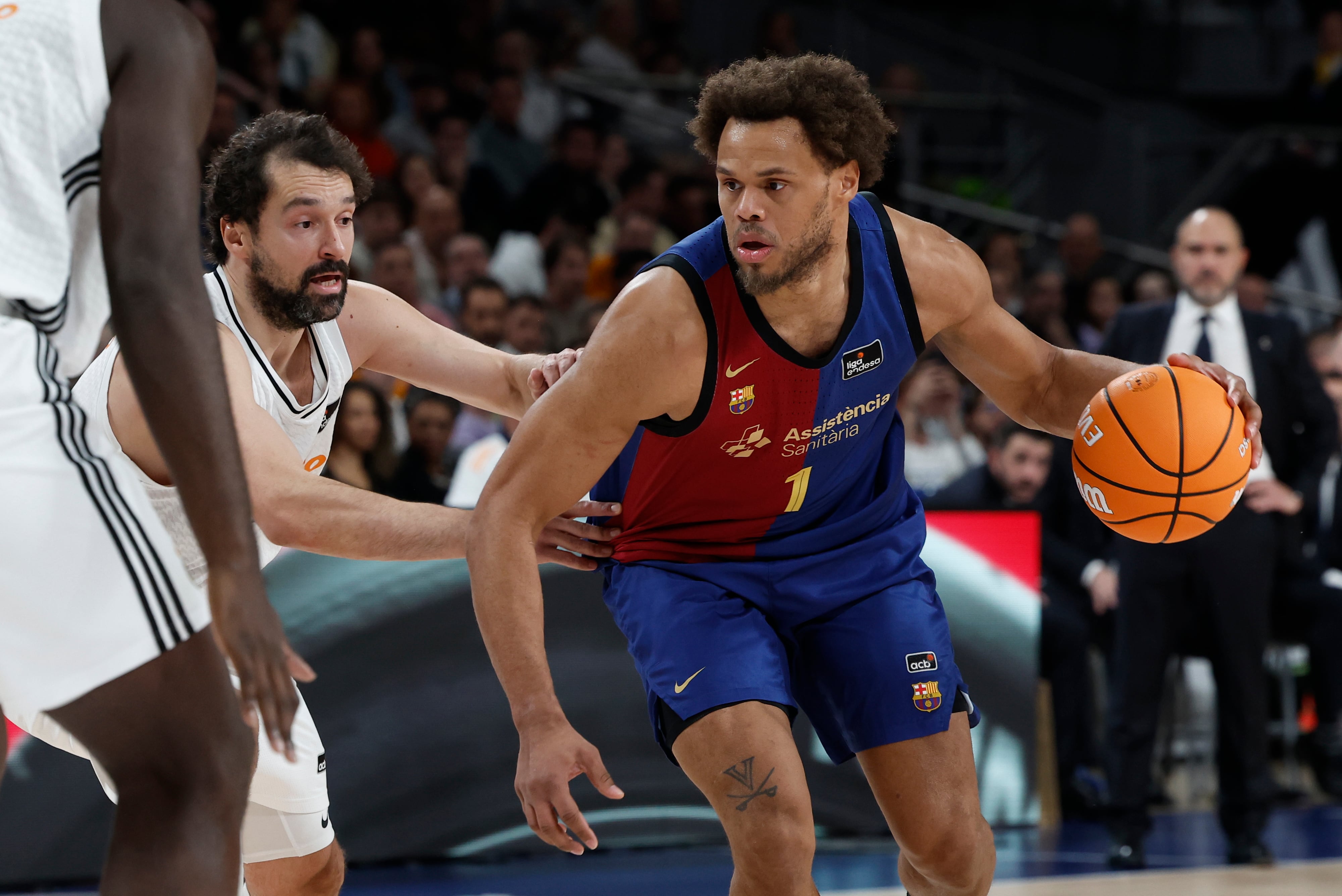 MADRID, 29/12/2024.- El alero del Barcelona Justin Anderson (d) juega un balón ante Sergio Llull, del Real Madrid, durante el partido de la Liga Endesa de baloncesto que Real Madrid y FC Barcelona disputan este domingo en el WiZinnk Center. EFE/Chema Moya
