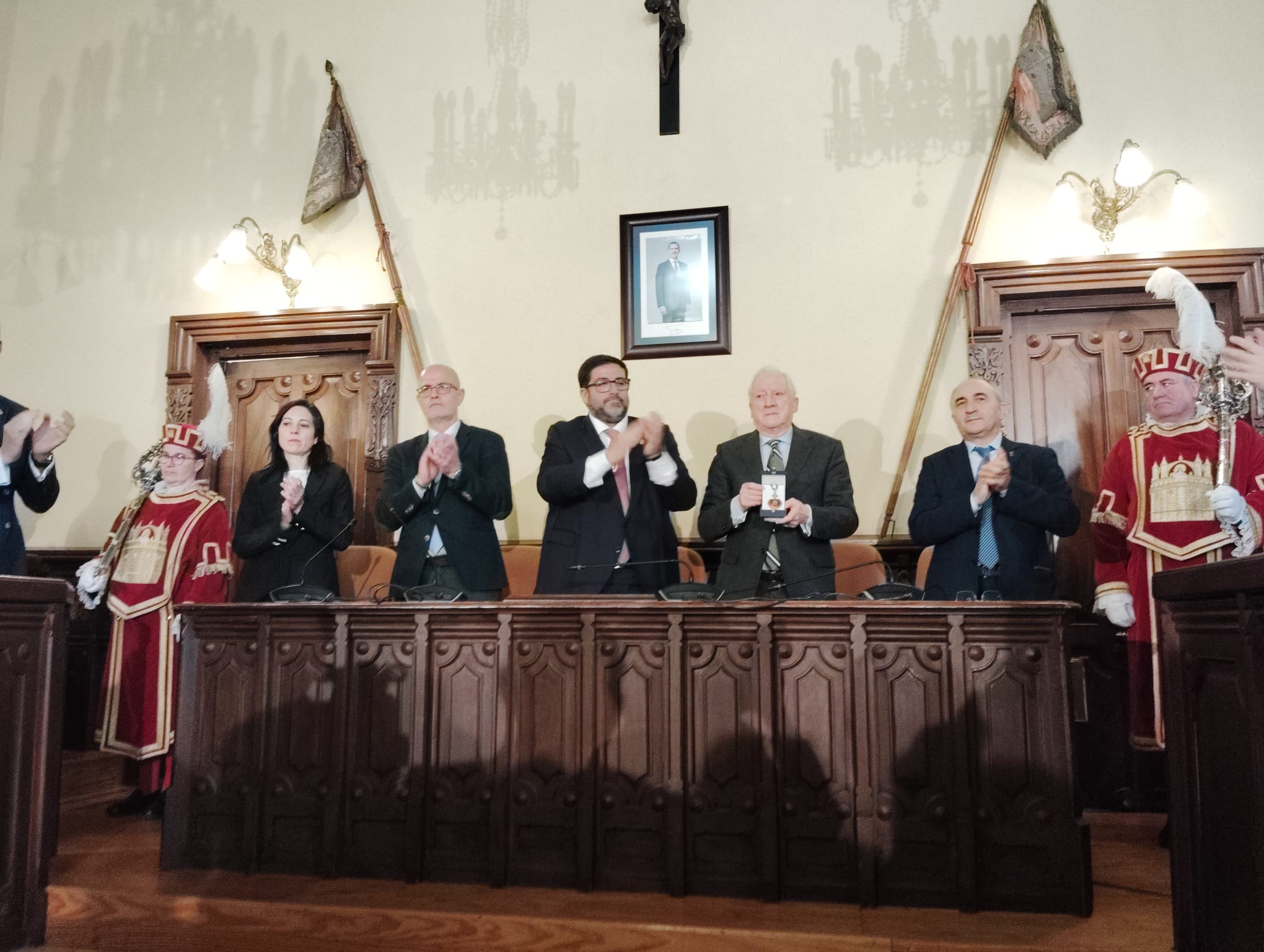 Miguel Méndez Pozo recibe la Medalla de Oro de la Ciudad de Ávila concedida a Diario de Ávila coincidiendo con su 125 aniversario