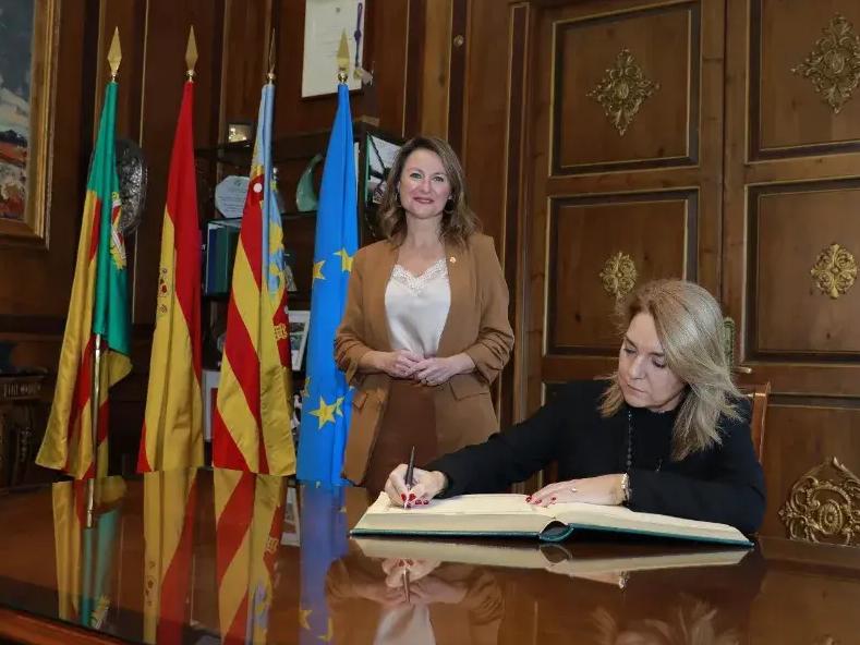 La vicepresidenta segunda y consellera de Servicios Sociales, Susana Camarero, junto a la alcaldesa de Castellón, Begoña Carrasco, en su visita al Ayuntamiento de la capital de la Plana.