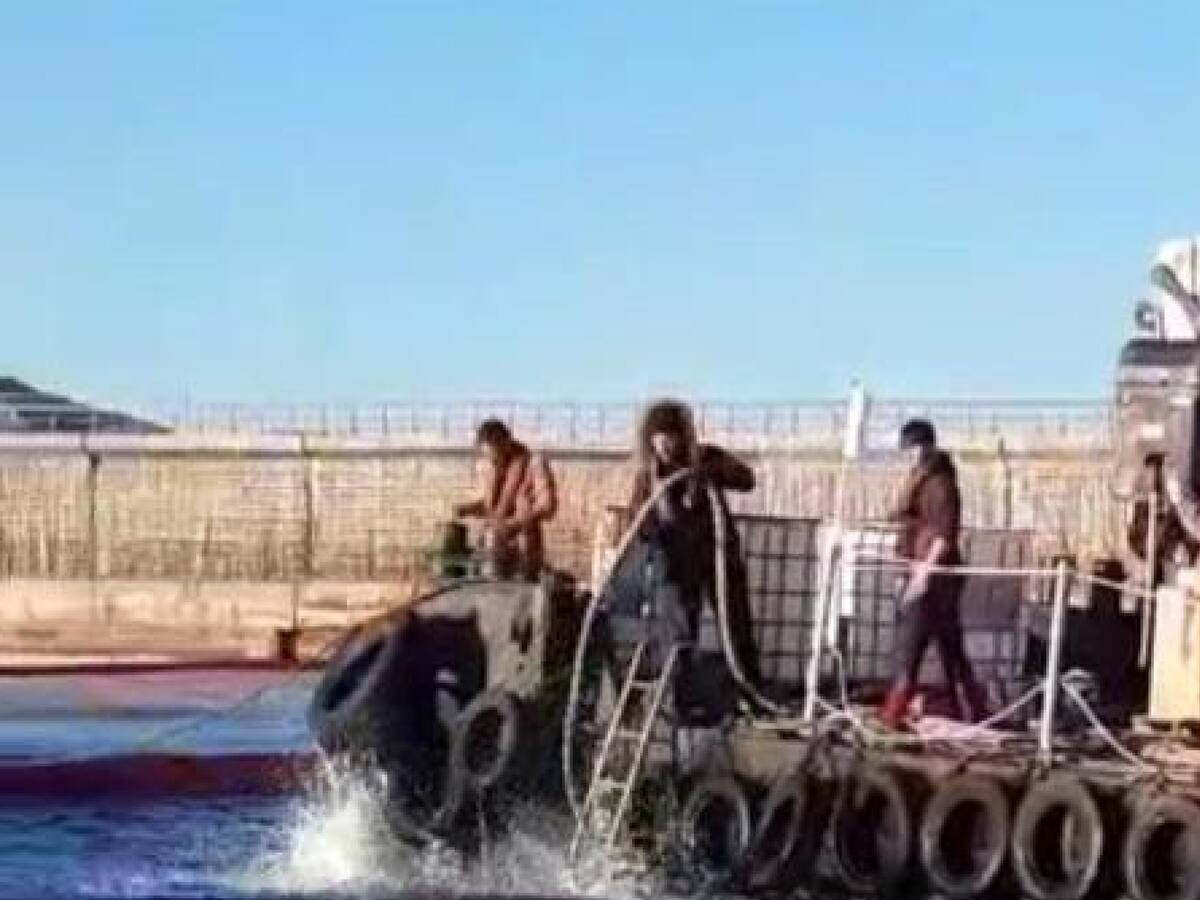 Aplazado al sábado el reflotamiento del pesquero que encalló en el puerto de Ibiza