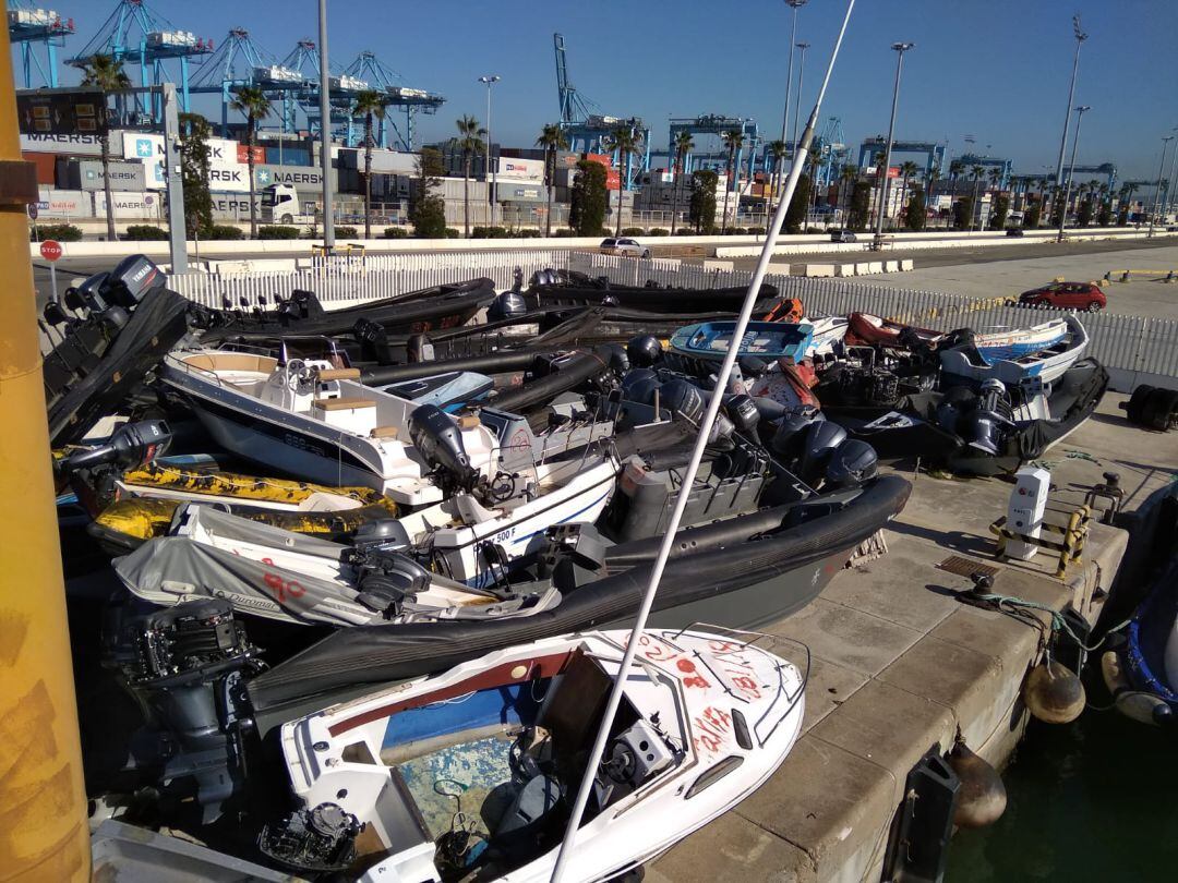 Narcolanchas apiladas en un muelle del puerto de Algeciras