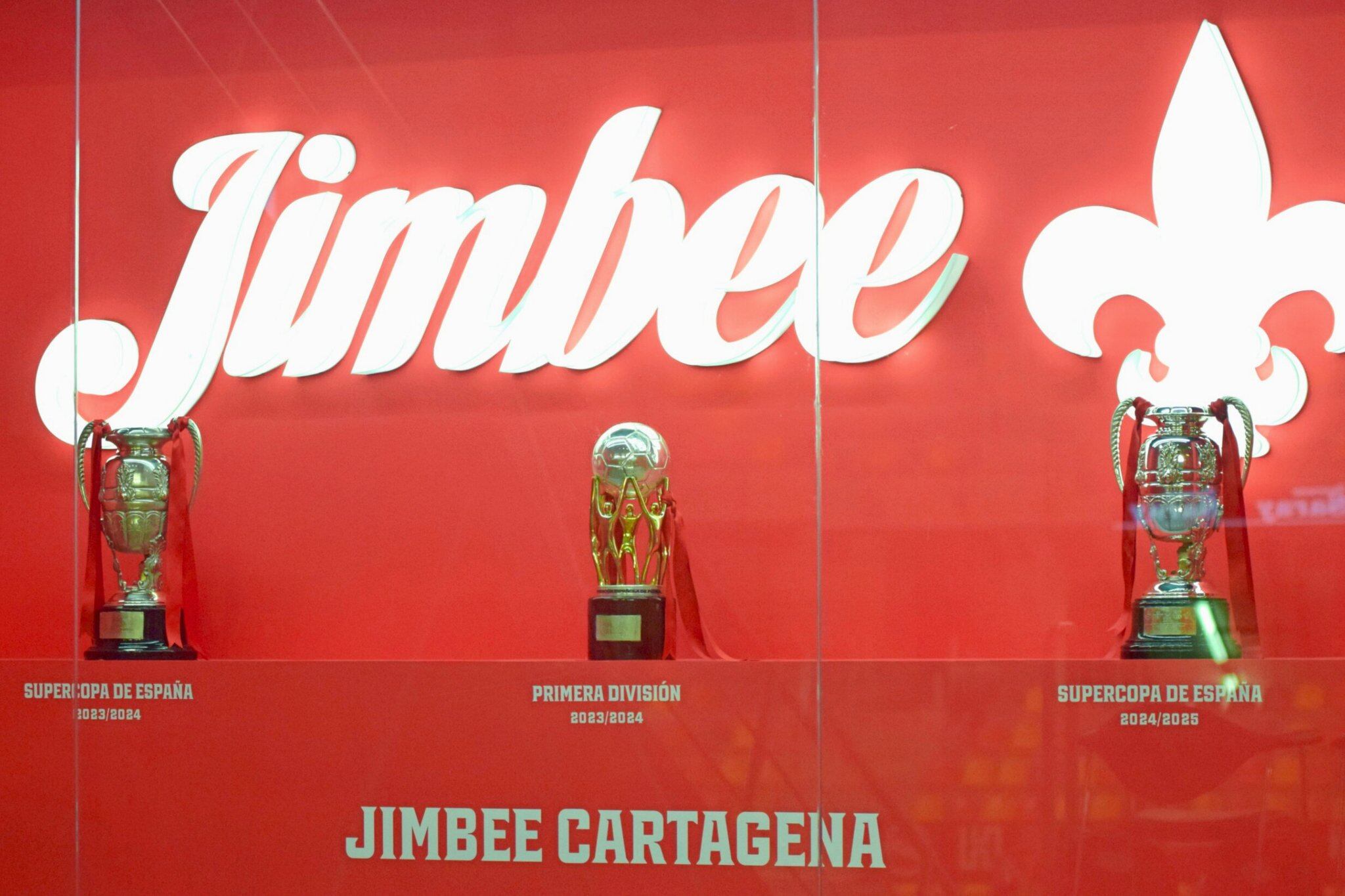 El título de liga, flanqueado por las dos Supercopas