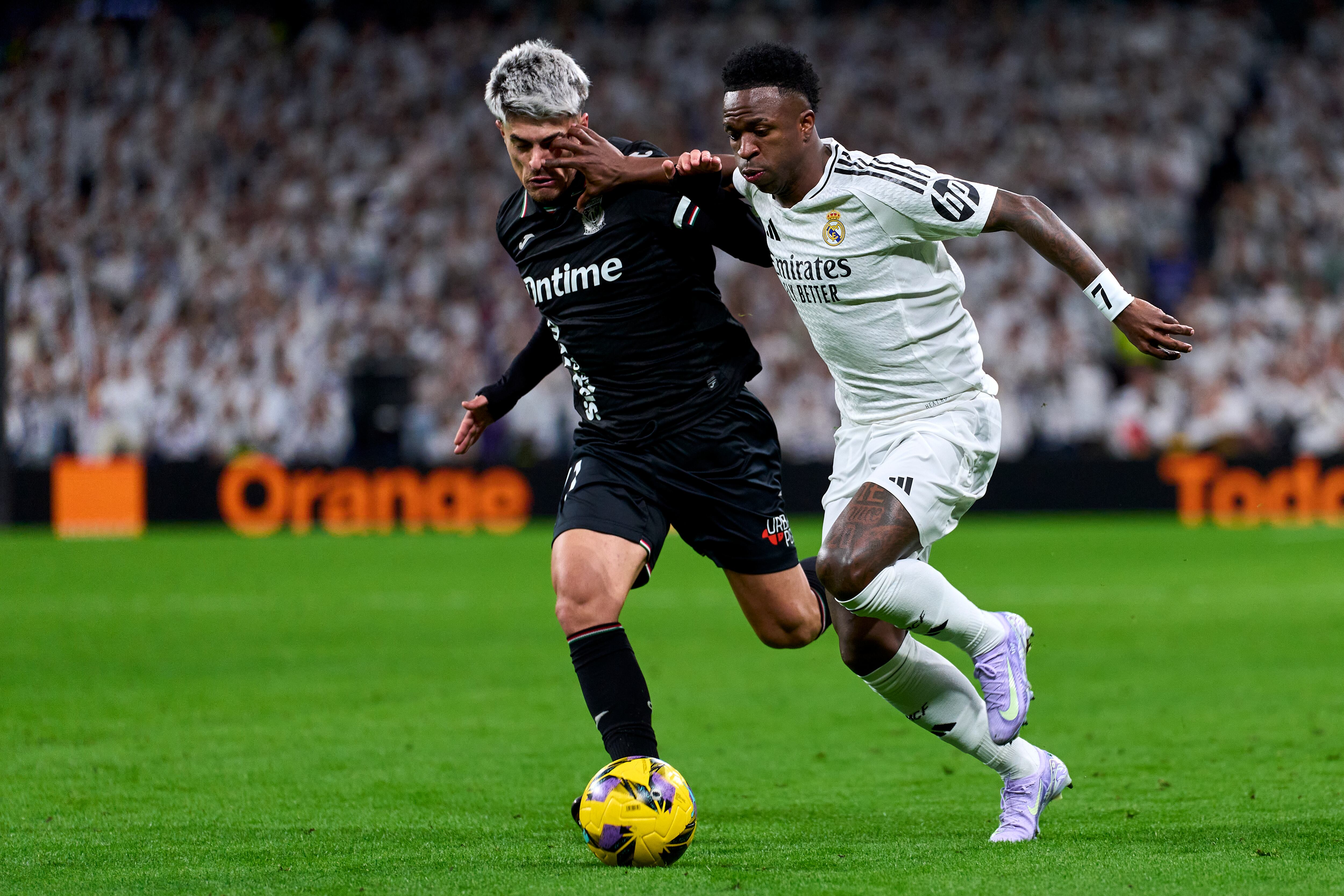 Vinicius y Juan Cruz disputan un balón en el Real Madrid - CD Leganés
