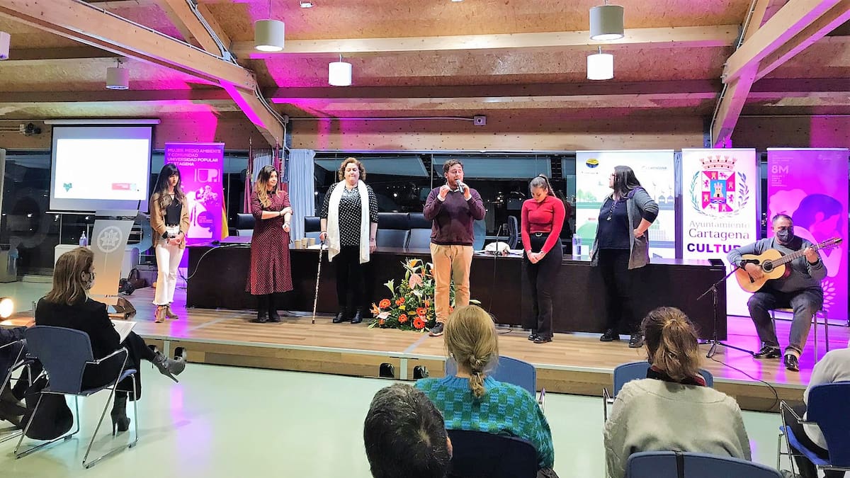 Trovos a la Mujer en el 8M: "Me siento orgullosa de haber nacido mujer"