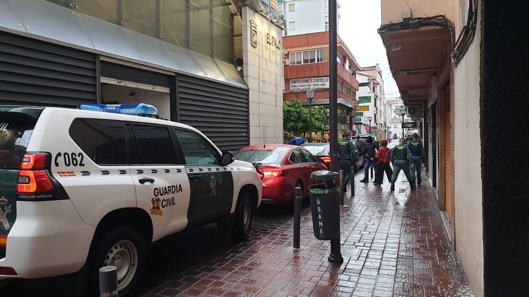 Agentes en el barrio de El Palo, de Málaga, este martes