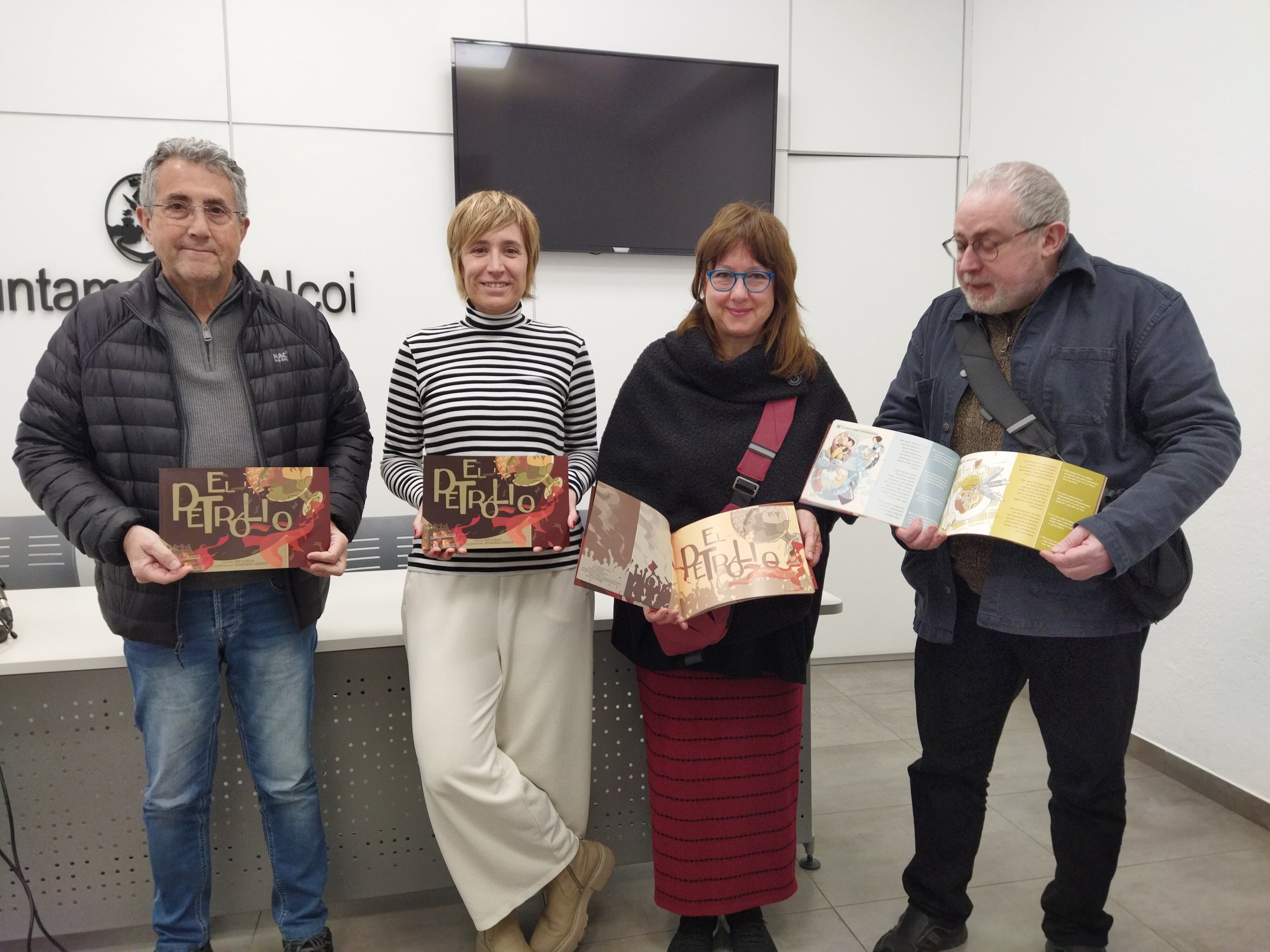 Pep Jordá, autor del texto; Elisa Guillem, edil de Cultura, la ilustradora Rosanna Crespo y Quique Soler en la presentación del cuento &#039;El Petrólio&#039; en el Ayuntamiento de Alcoy.